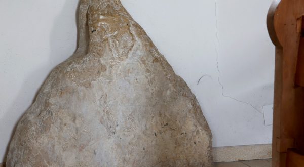 Stèle mérovingienne miraculeuse, chapelle St-Hubert Bassecourt