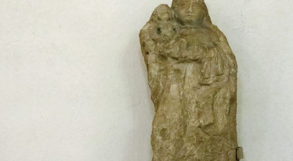 Vierge à l'enfant, église de Bassecourt, portant Jésus sur son bras droit.